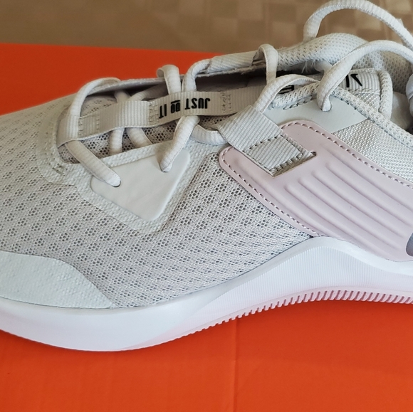 Women's Nike sneakers size 10 - Picture 8 of 9